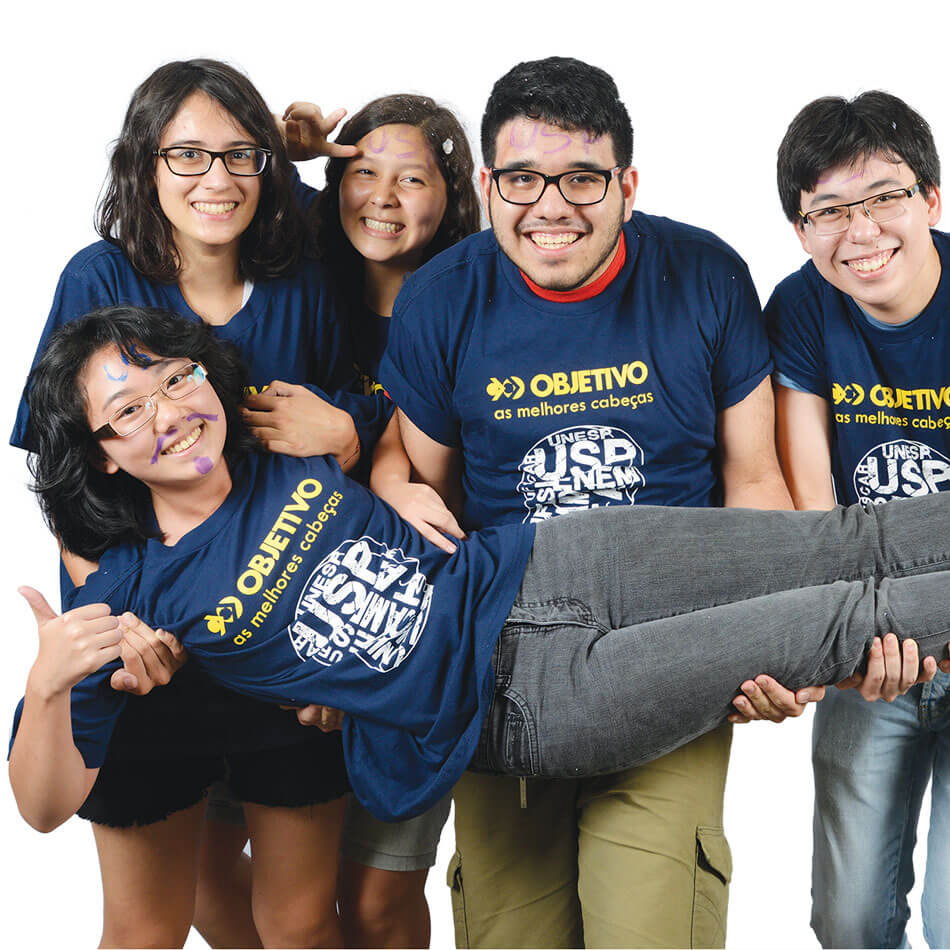 Foto de alunos do Objetivo comemorando a aprovação no vestibular.